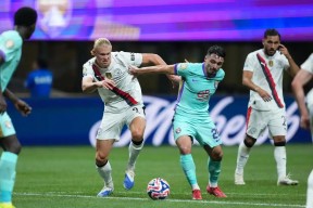 九州体育官方网站-曼城大胜提前晋级，战绩不俗(全队掉线!曼城状态全无21连胜终结 被曼)