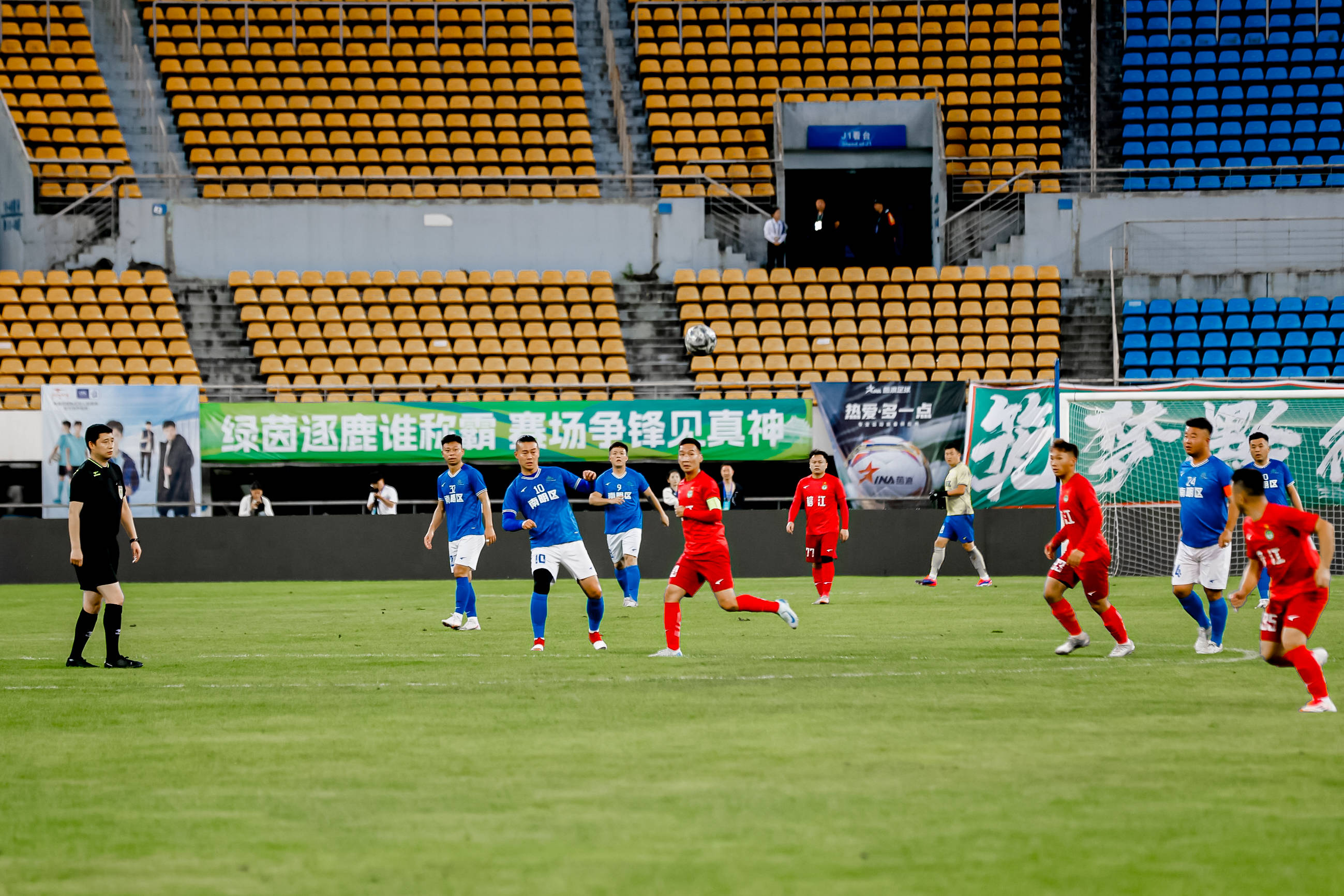 关于著名足球联赛赛场热闹非凡，球队实力蓬勃发展的信息