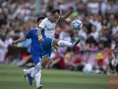 包含精彩纷呈的足球对决引发广泛的讨论与点赞的词条