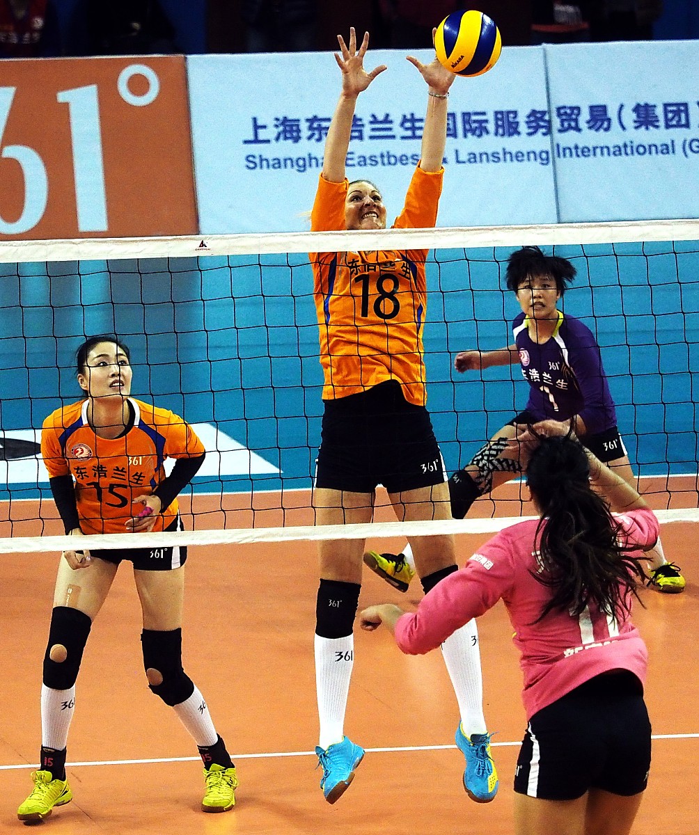 球队在比赛中坚守阵地,展现出色的实力英语 球队在比赛中坚守阵地,展现出色的实力英语