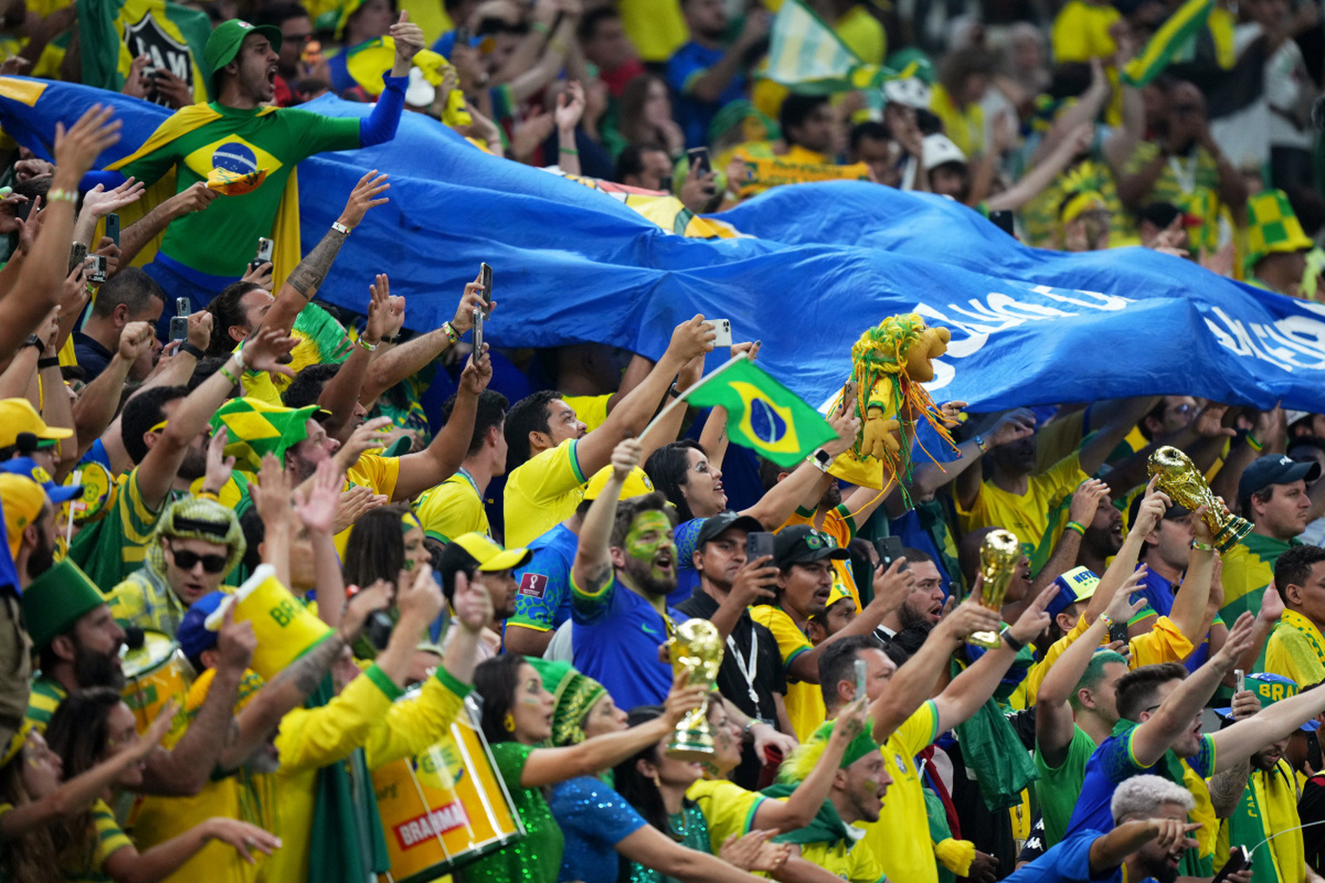 关于罗马球迷集体助威，为球队士气鼓舞的信息