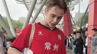 南欧传奇告别赛场，球迷感动送别踢球匠心愿(南欧百科)